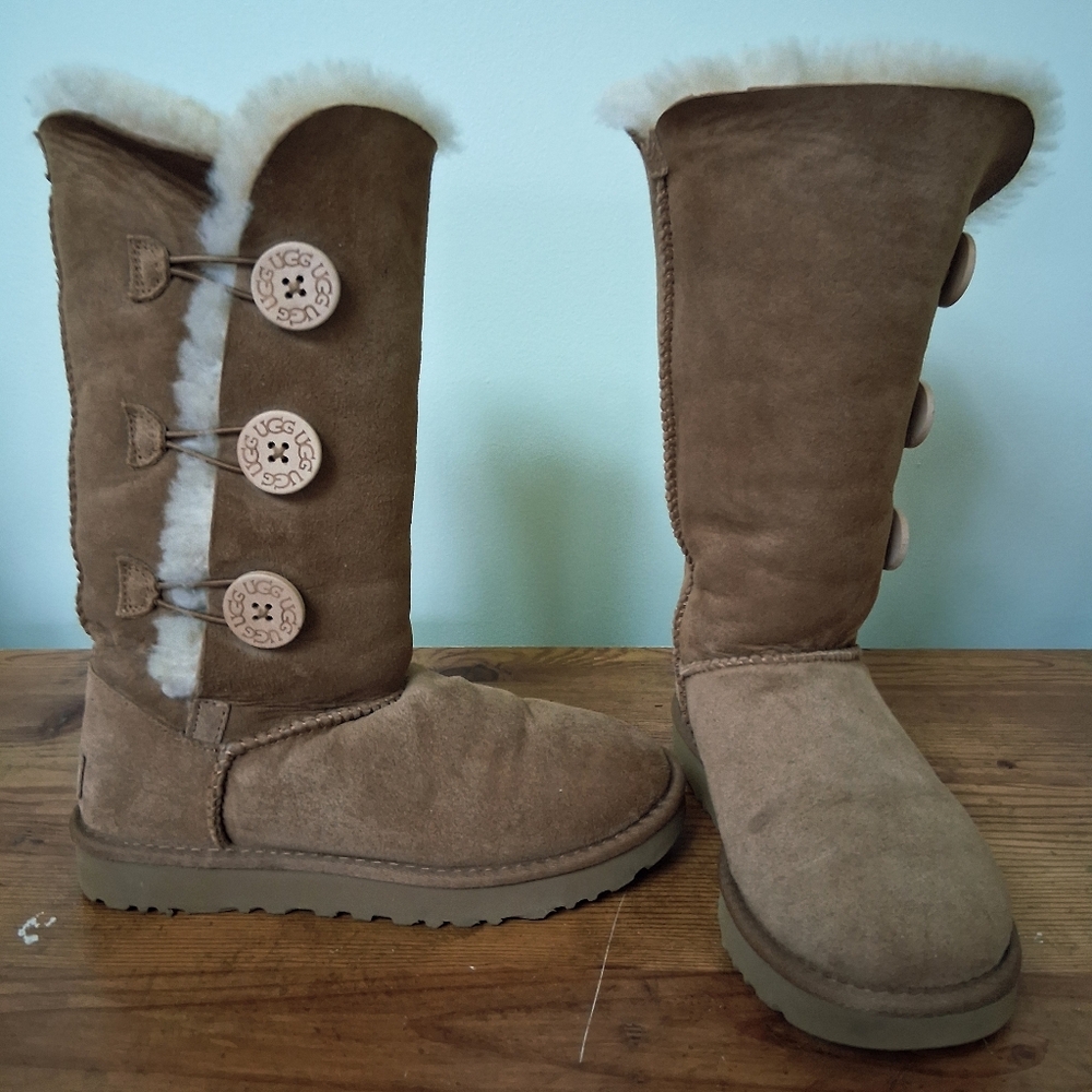 UGG Women's Bailey Tripple Button Sheepskin Boots Size 6